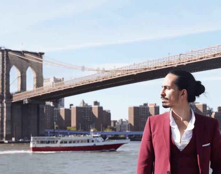 Fabio Álvarez in front of the Brooklyn Bridge